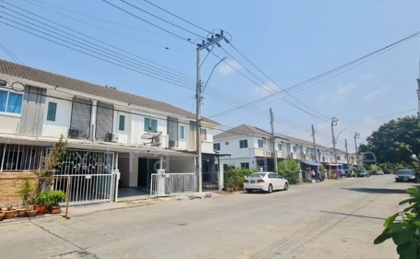 ขายทาวน์เฮาส์ 2ชั้น พฤกษา84/2 เนื้อที่ 17.5 ตรว.  ติดถนนเมน 